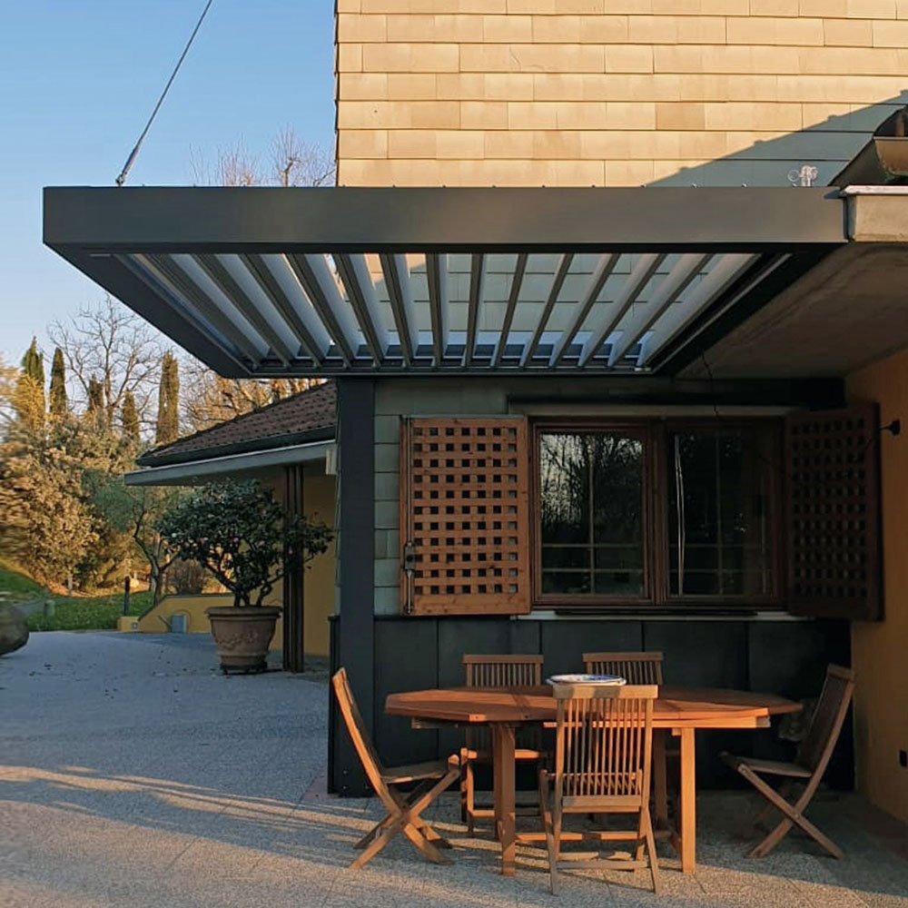 Pergola bioclimatica a sbalzo villa in campagna con piscina Liguria