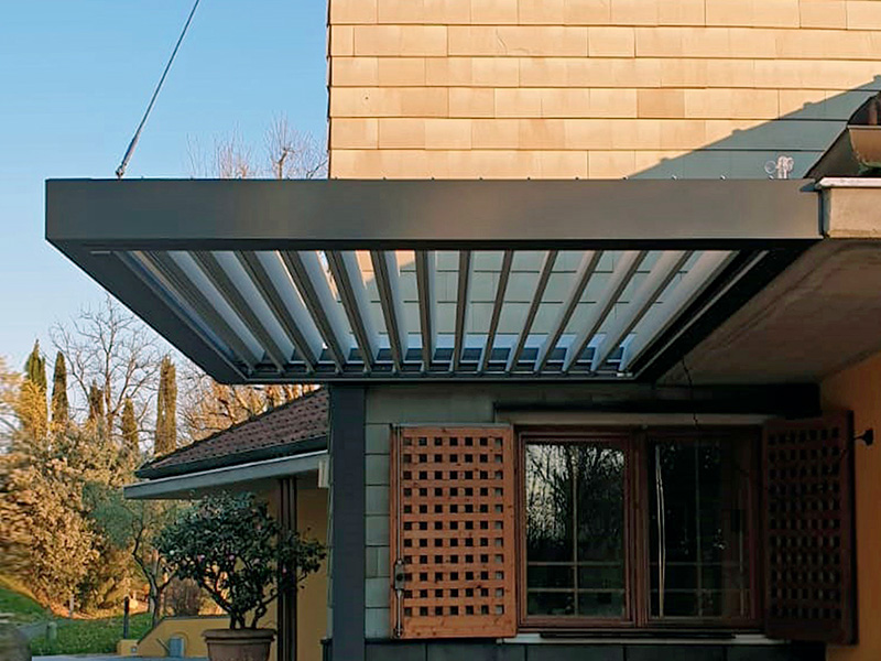 Pergola bioclimatica a sbalzo villa in campagna con piscina Liguria