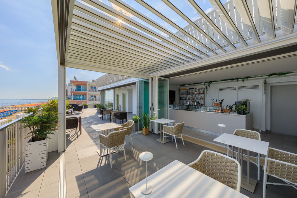 Pergole bioclimatiche e Vetrate Roof Top Lounge Bar Hotel Lignano