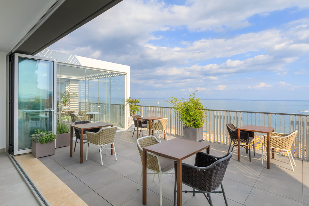 Pergole bioclimatiche e Vetrate Roof Top Lounge Bar Hotel Lignano