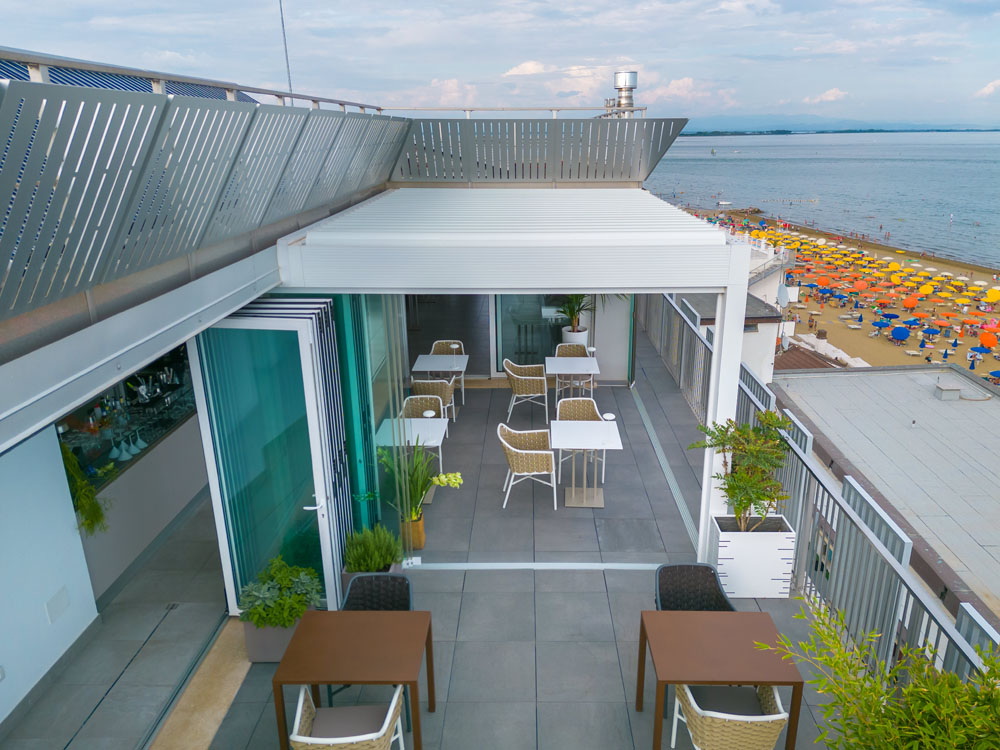 Pergole bioclimatiche e Vetrate Roof Top Lounge Bar Hotel Lignano